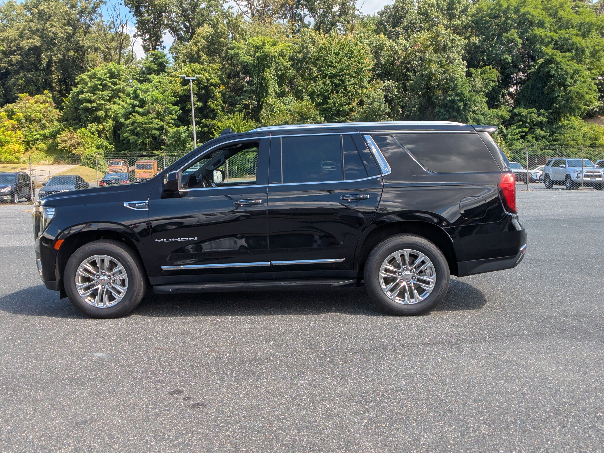 Used 2023 GMC Yukon SLT AWD/4WD image 6