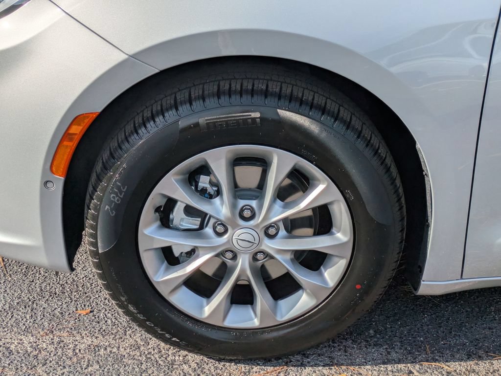 New 2026 Chrysler Pacifica Limited FWD image 10