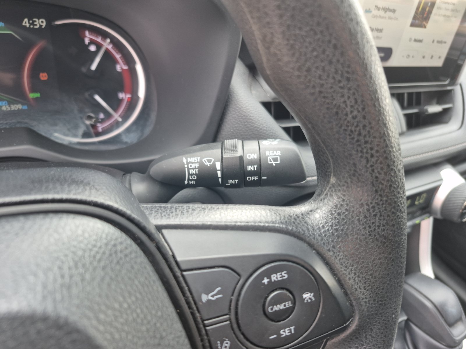 Certified 2025 Toyota RAV4 XLE AWD/4WD image 34