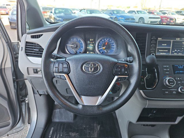 Used 2020 Toyota Sienna L image 12