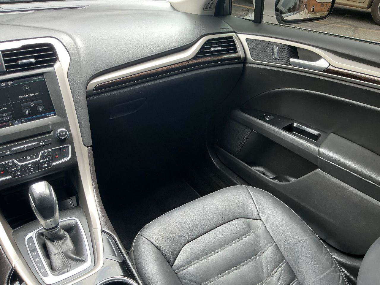 Used 2016 Ford Fusion SE w/ Equipment Group 202A FWD image 18