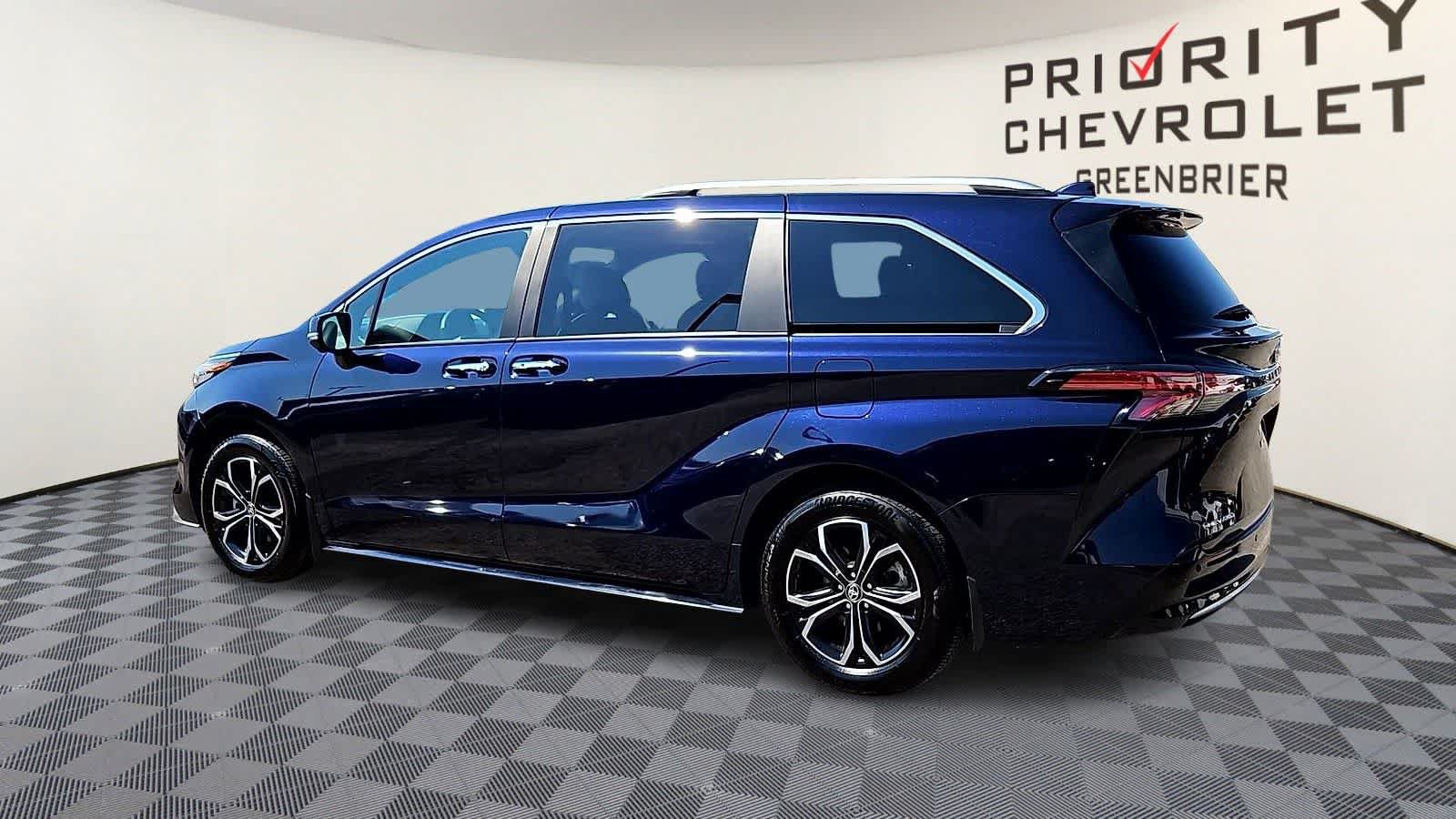 Used 2025 Toyota Sienna Platinum AWD/4WD image 6