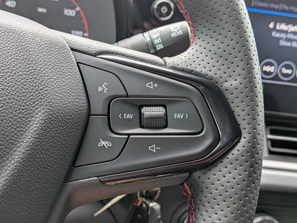 Used 2025 Chevrolet Trax RS w/ Sunroof Package FWD image 31