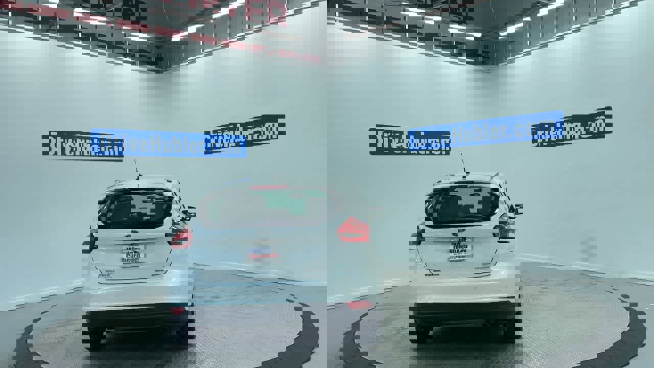 Used 2016 Ford Focus Titanium image 2