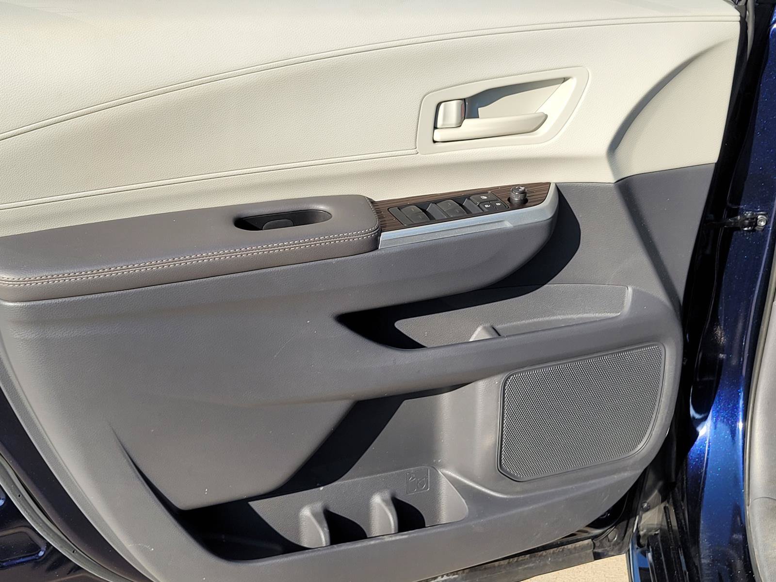 Used 2023 Toyota Sienna LE w/ LE Plus Package FWD image 4