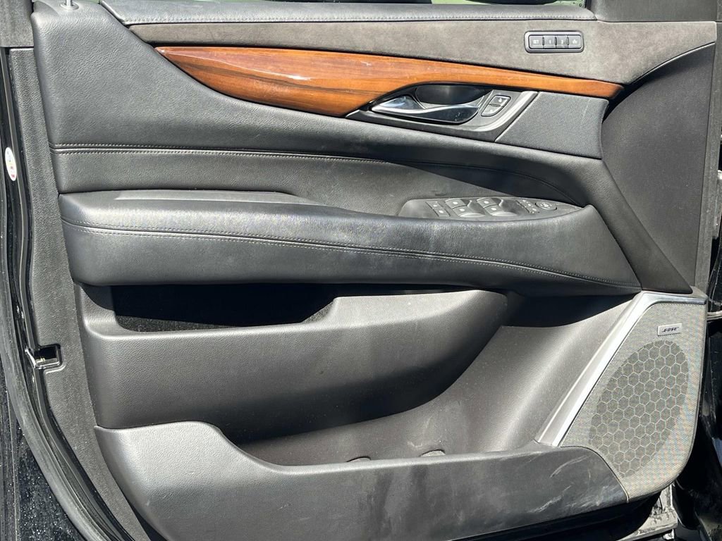 Used 2018 Cadillac Escalade Luxury AWD/4WD image 25