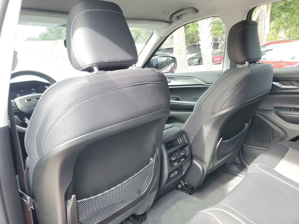 Used 2023 Jeep Grand Cherokee Laredo image 13