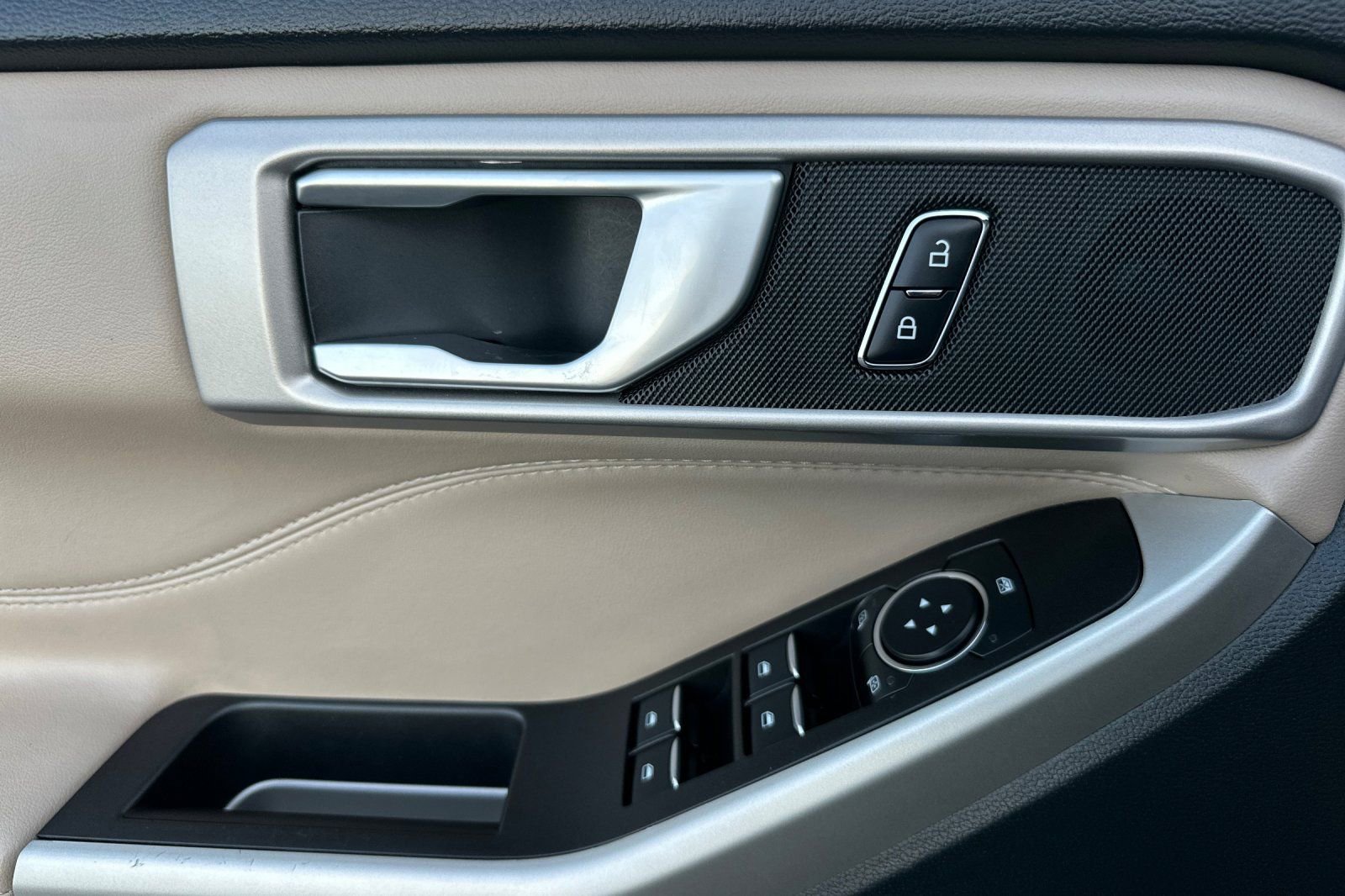 Used 2024 Ford Explorer XLT w/ Equipment Group 202A image 11