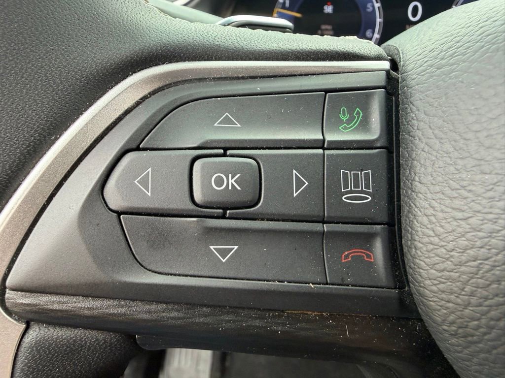 Used 2025 Jeep Grand Cherokee Altitude image 15