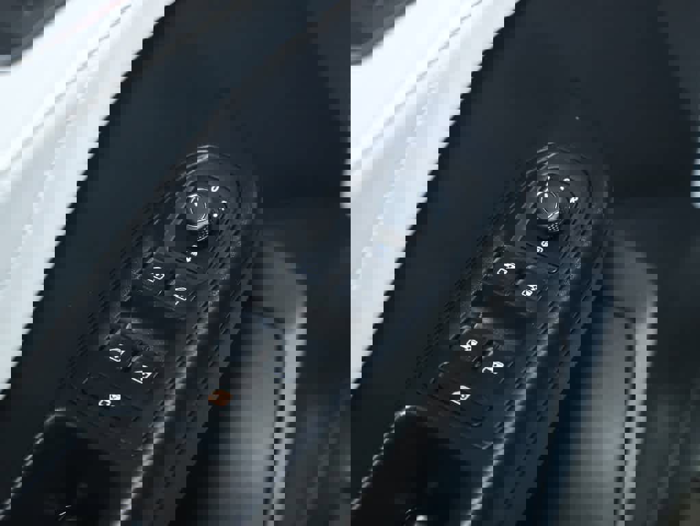 Certified 2025 Volkswagen Taos SEL image 17