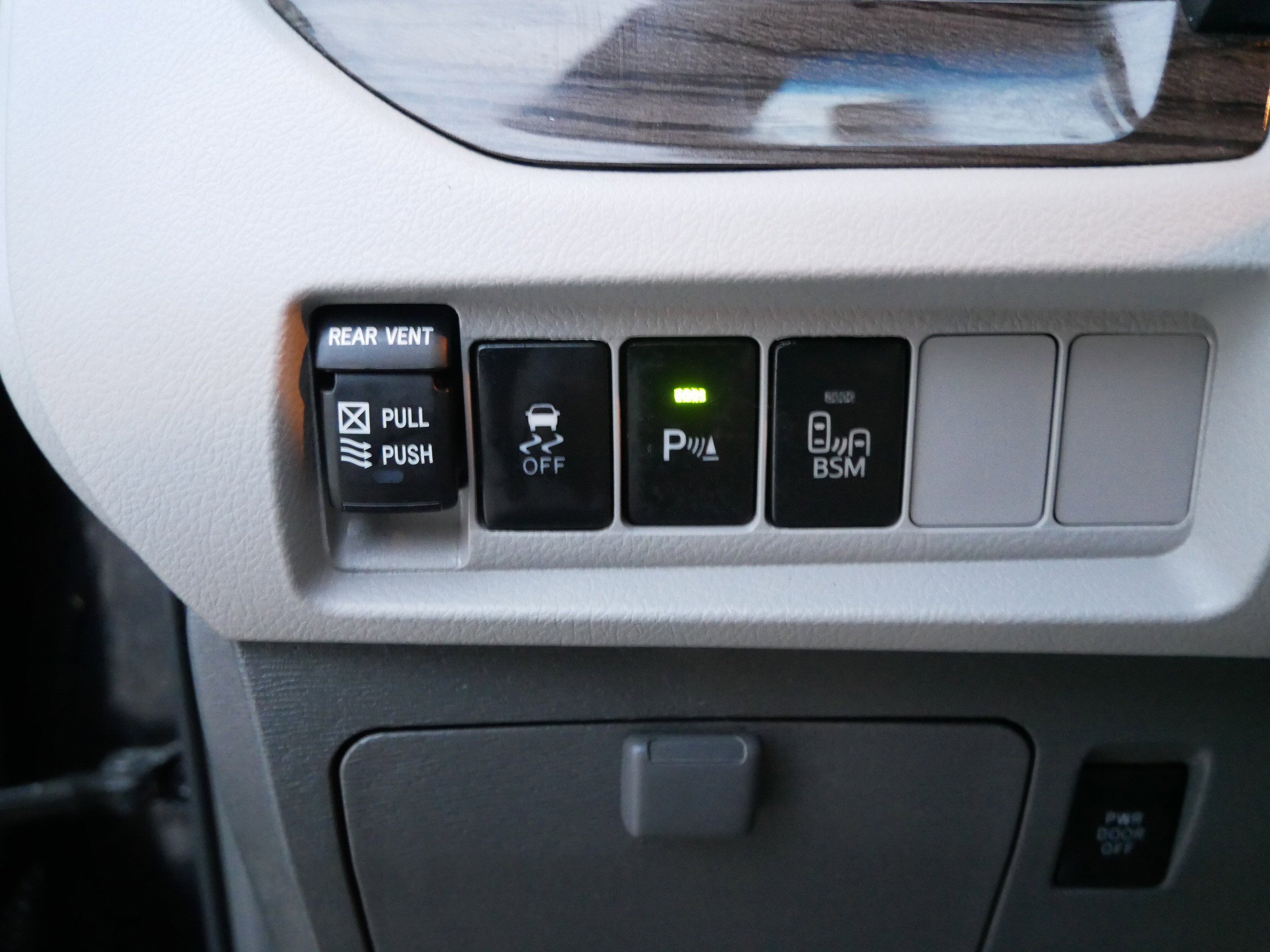 Used 2017 Toyota Sienna XLE image 17