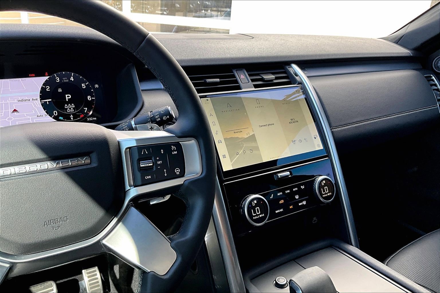 Used 2024 Land Rover Discovery Dynamic SE image 6