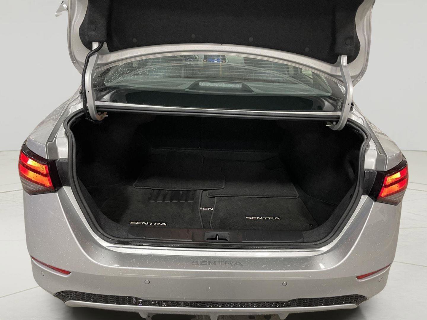 Used 2023 Nissan Sentra SV image 9