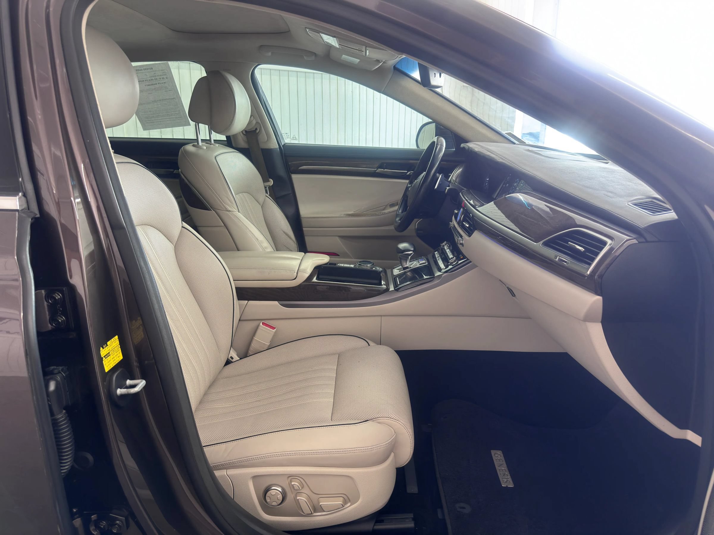 Used 2017 Genesis G90 3.3T Premium RWD image 10