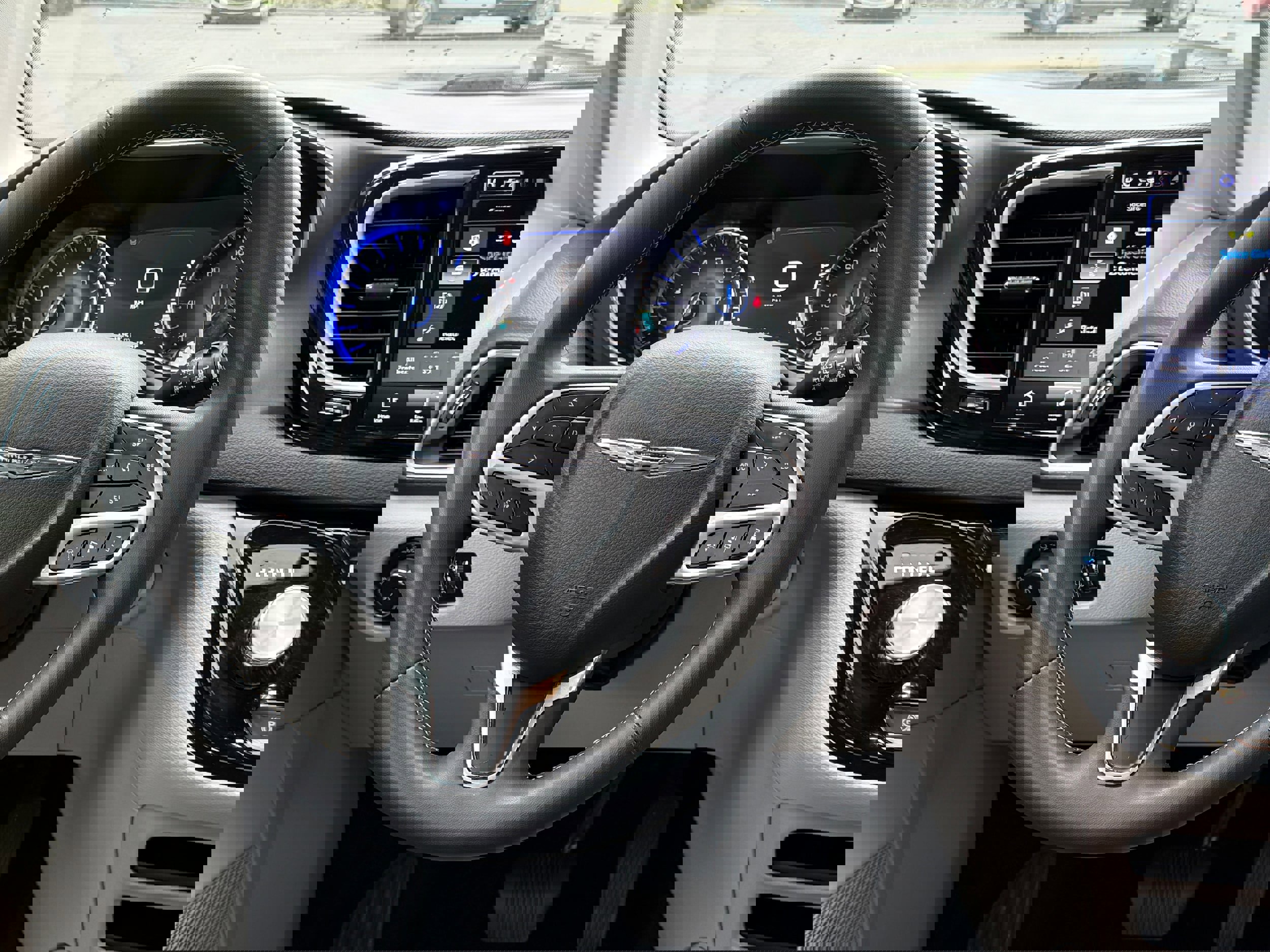 Used 2023 Chrysler Pacifica Touring-L image 16