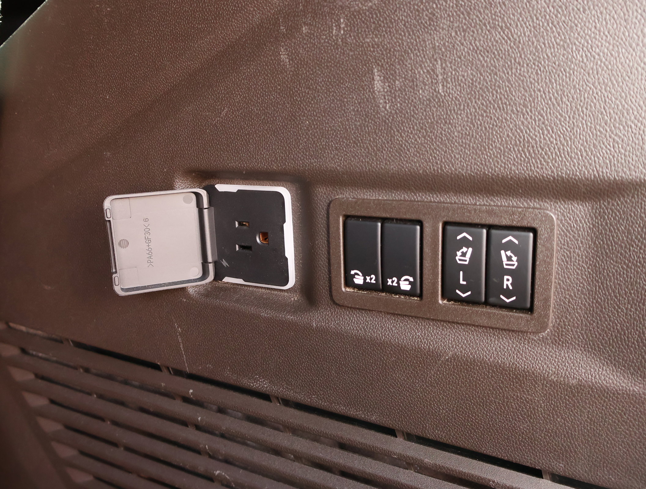 Used 2023 GMC Yukon SLT w/ SLT Premium Package image 28