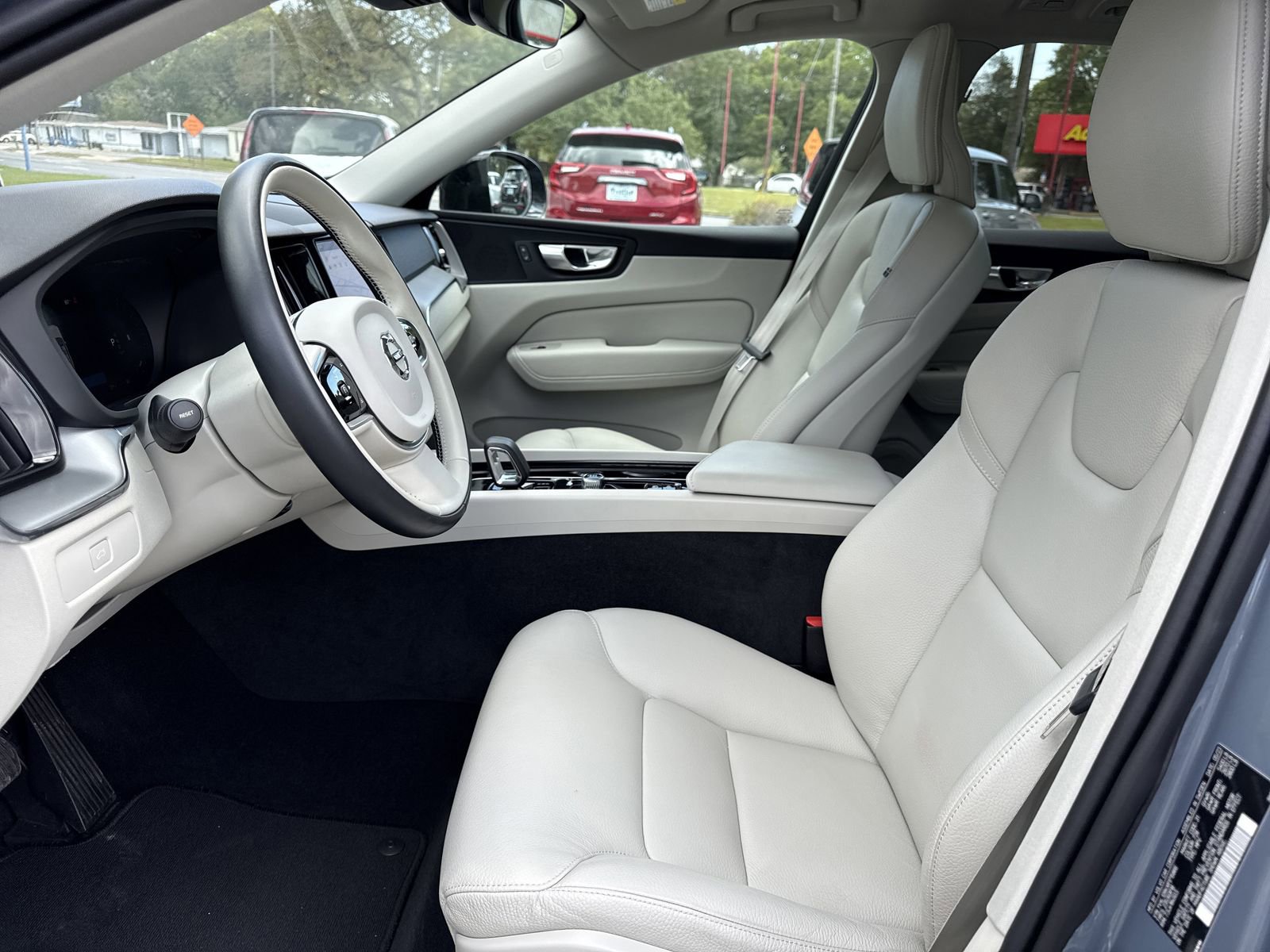 Used 2024 Volvo XC60 B5 Core image 9