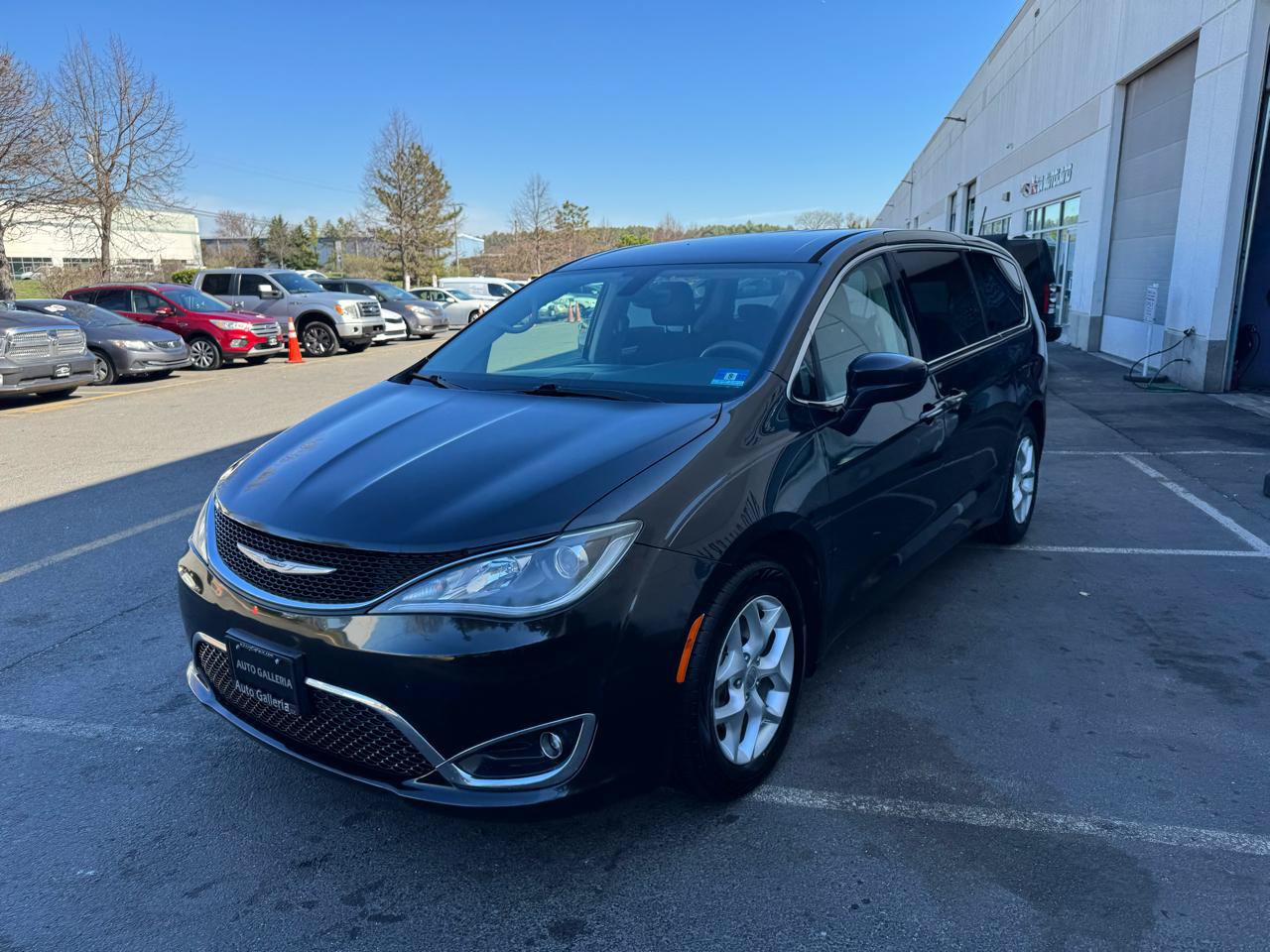 Used 2018 Chrysler Pacifica Touring Plus w/ Tire & Wheel Group FWD image 9