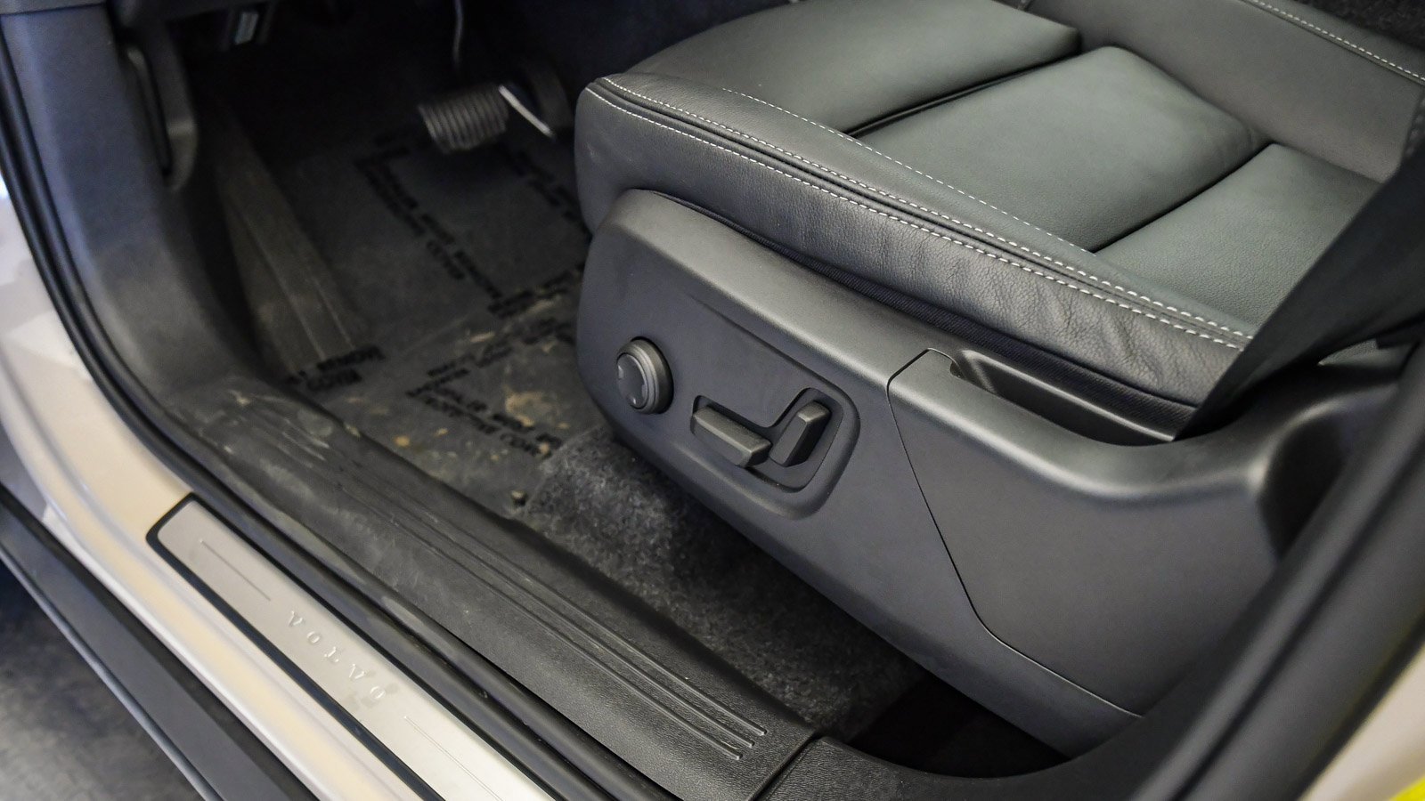 Certified 2025 Volvo XC40 B5 Plus w/ Climate Package image 24