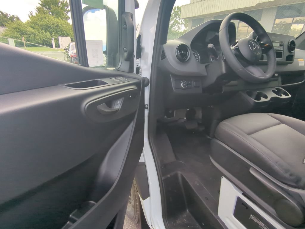 Used 2025 Mercedes-Benz Sprinter 2500 image 3