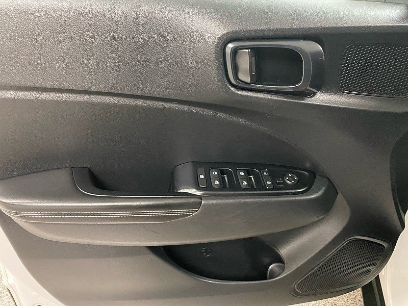 Used 2023 Hyundai Venue Limited image 9