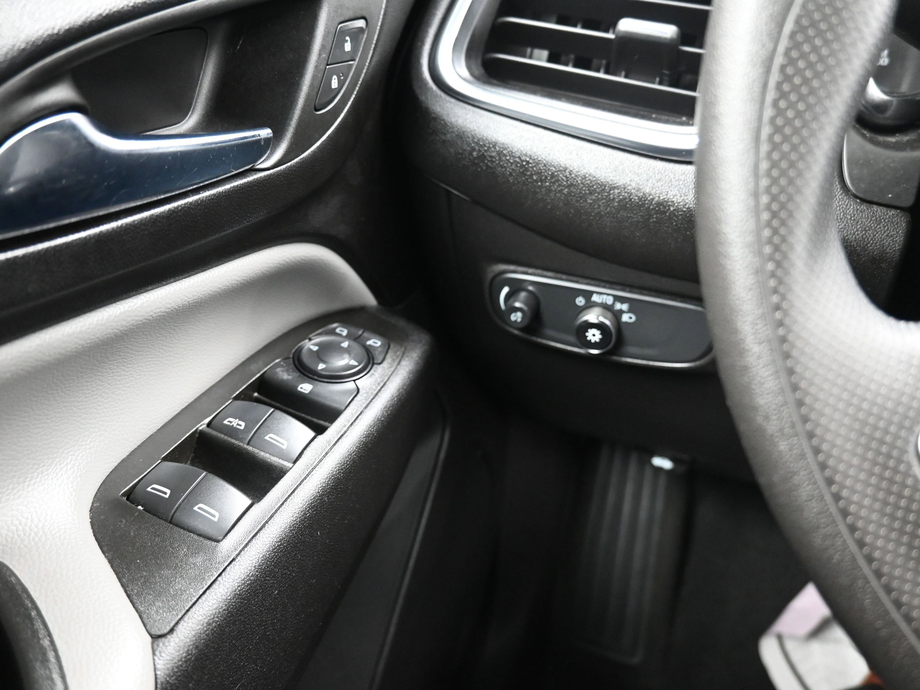 Used 2024 Chevrolet Equinox LS image 29