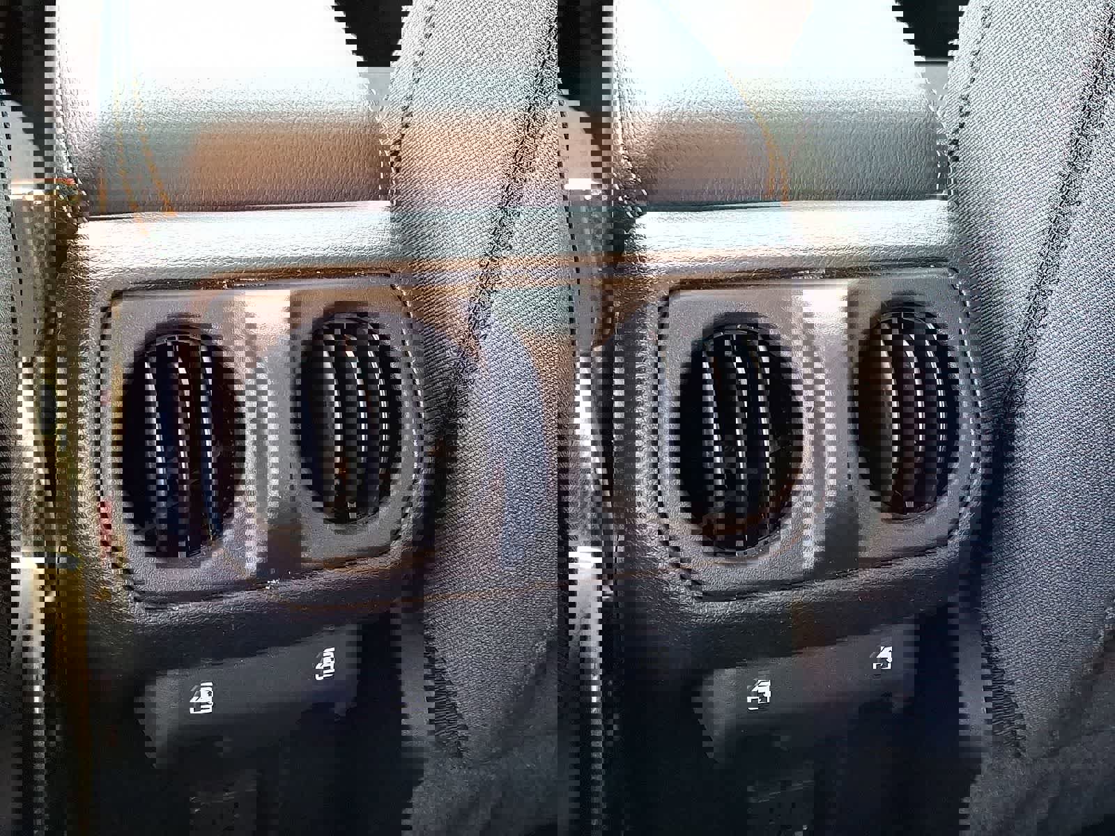 Used 2025 Jeep Wrangler Sahara image 26