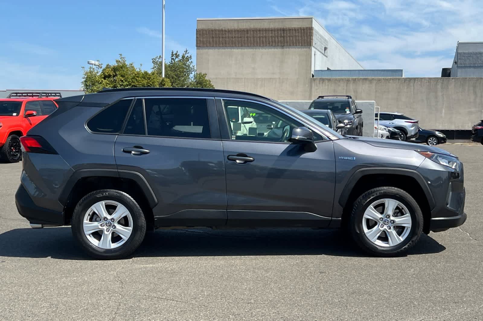 Used 2020 Toyota RAV4 LE AWD/4WD image 6