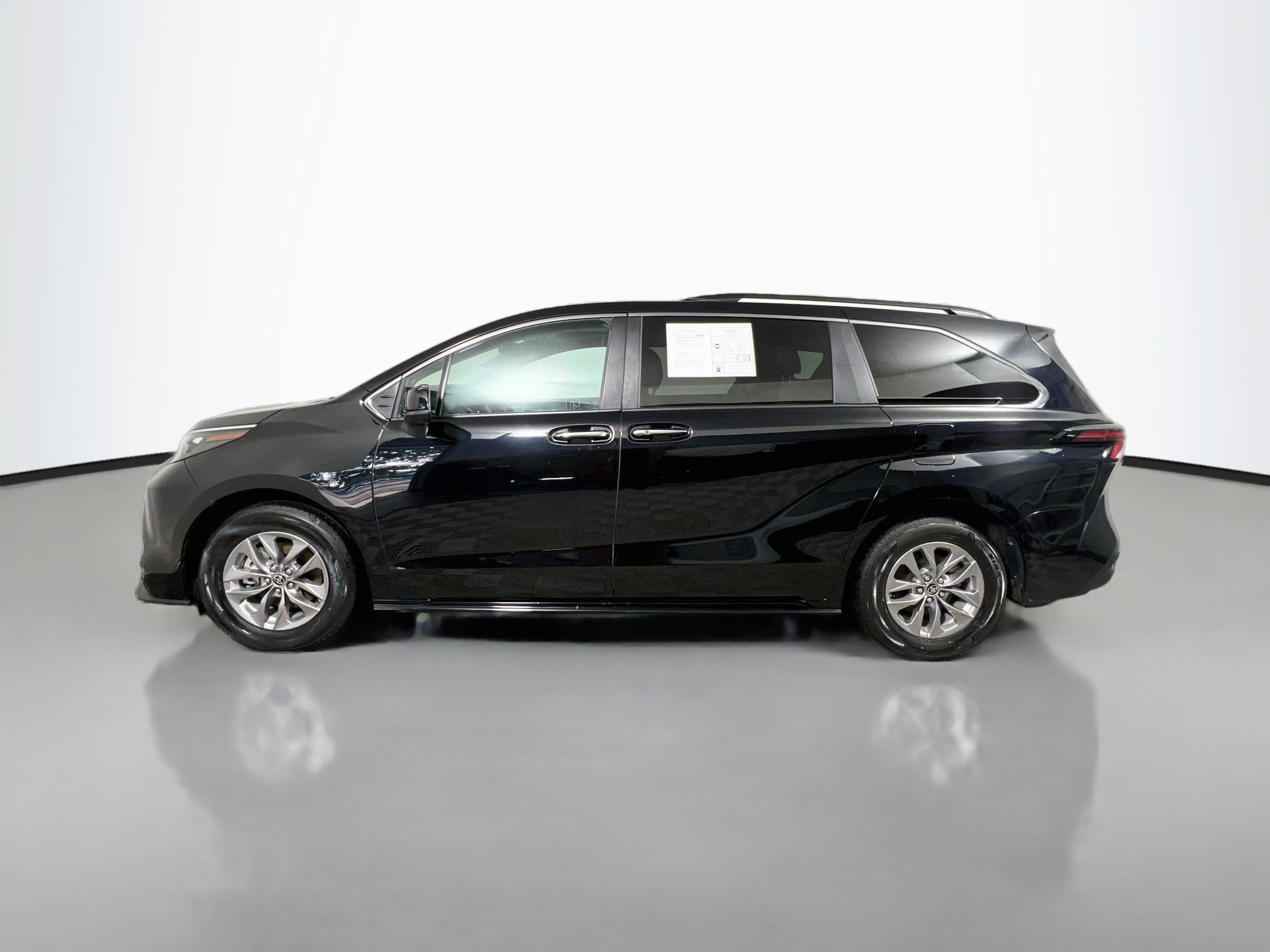 Used 2025 Toyota Sienna XLE FWD image 9