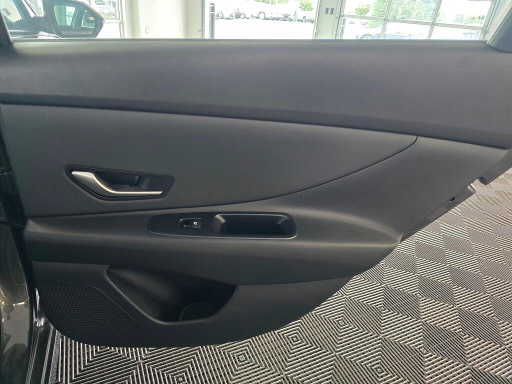 New 2026 Hyundai Elantra Limited FWD image 36