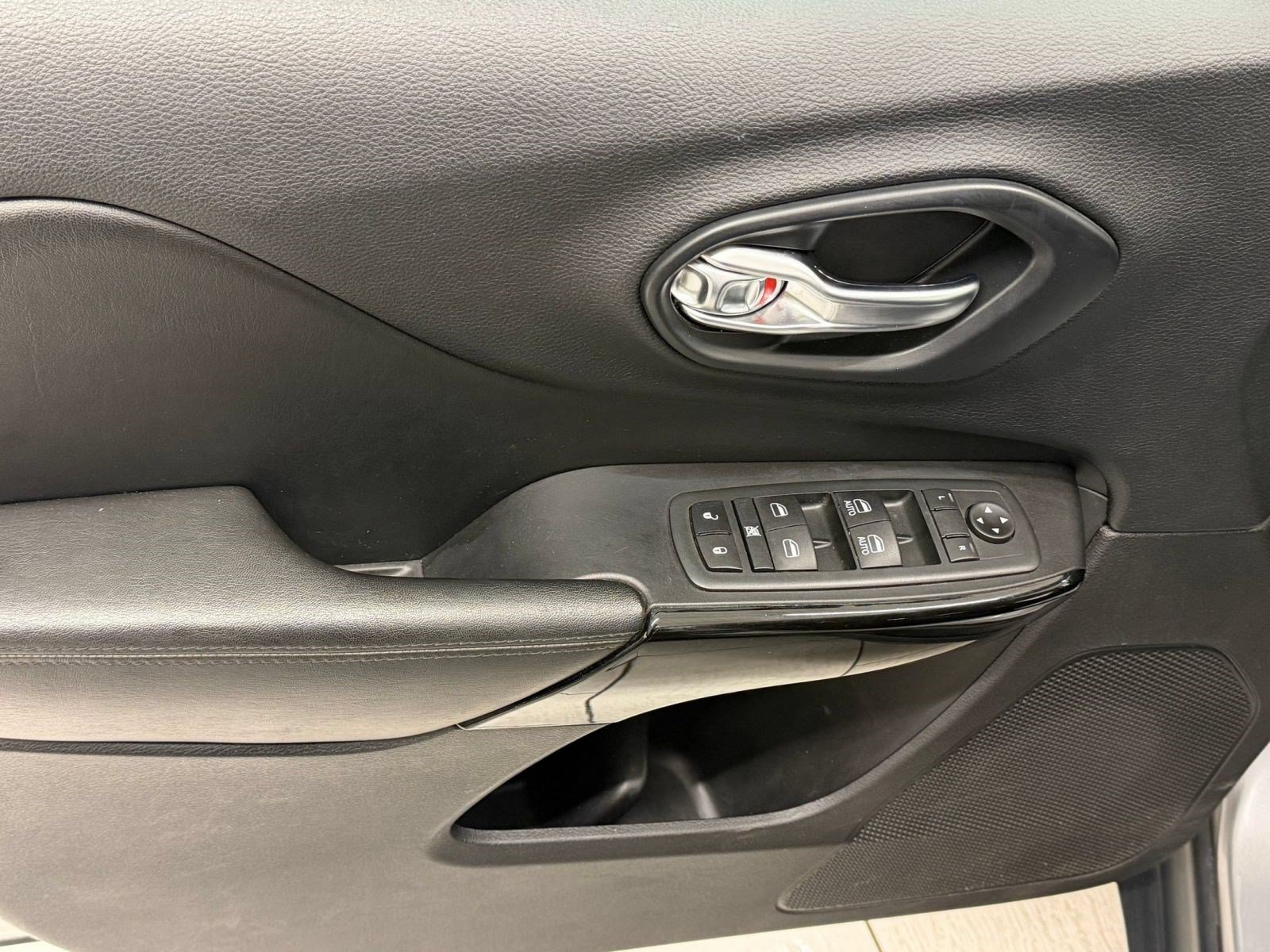 Used 2020 Jeep Cherokee Latitude Plus FWD image 12