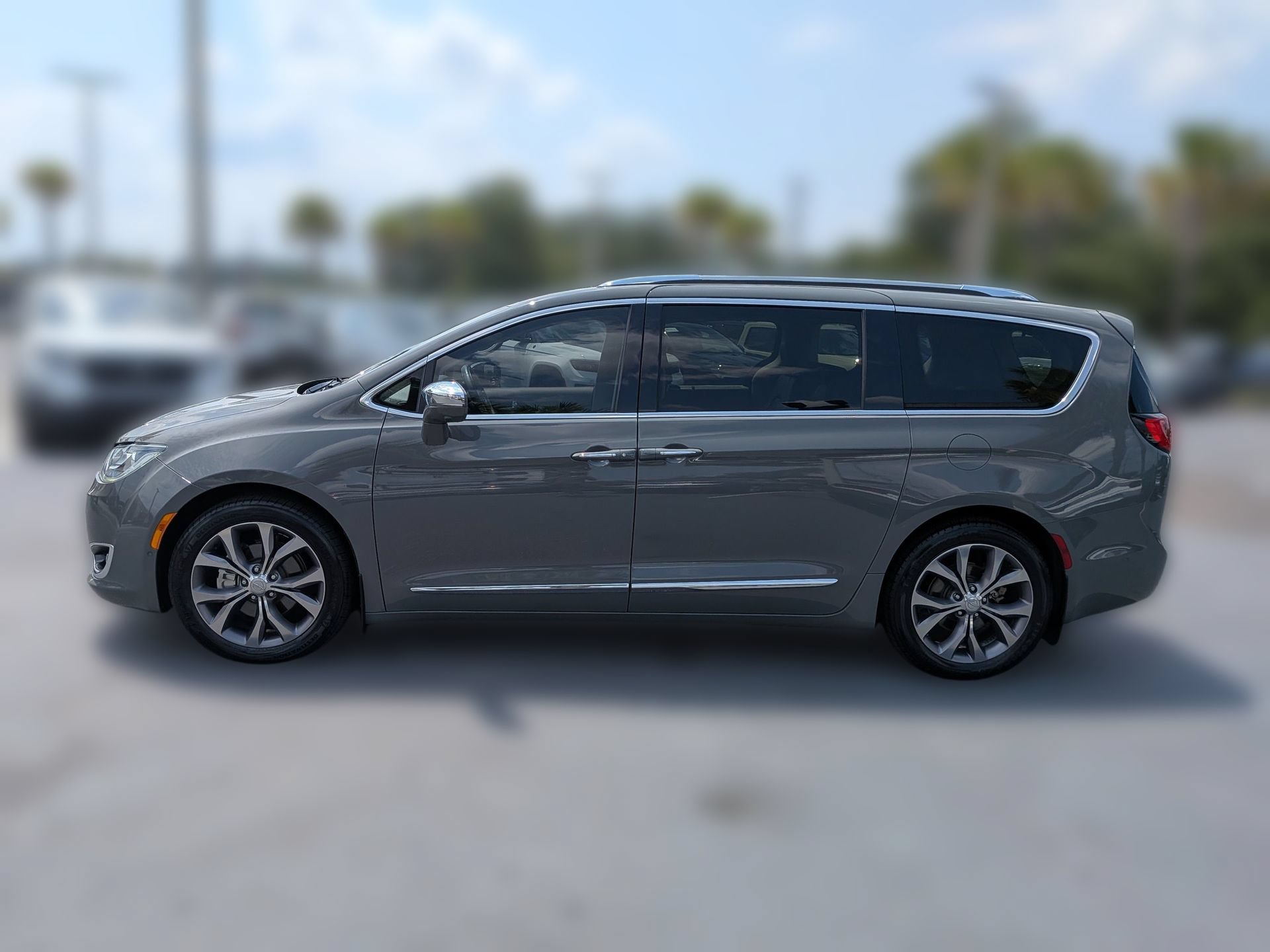 Used 2020 Chrysler Pacifica Limited w/ Tire & Wheel Group FWD image 8