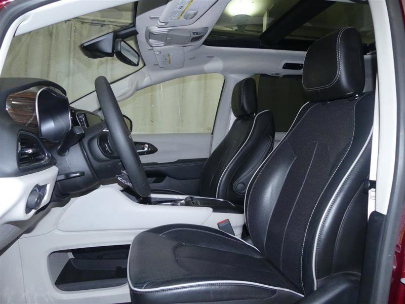 Used 2023 Chrysler Pacifica Limited AWD/4WD image 24