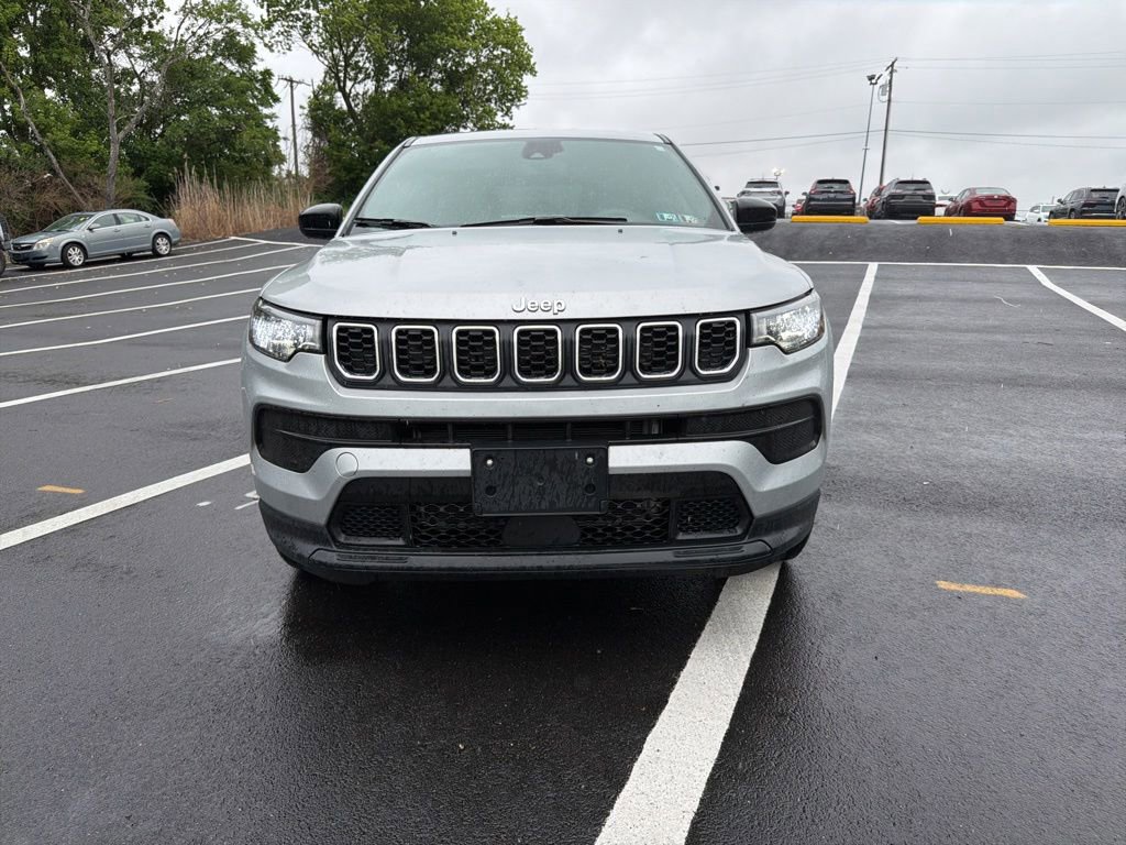 Used 2024 Jeep Compass Sport AWD/4WD image 2