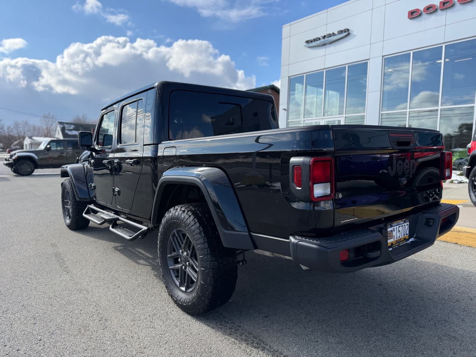 Certified 2025 Jeep Gladiator Sport AWD/4WD image 5