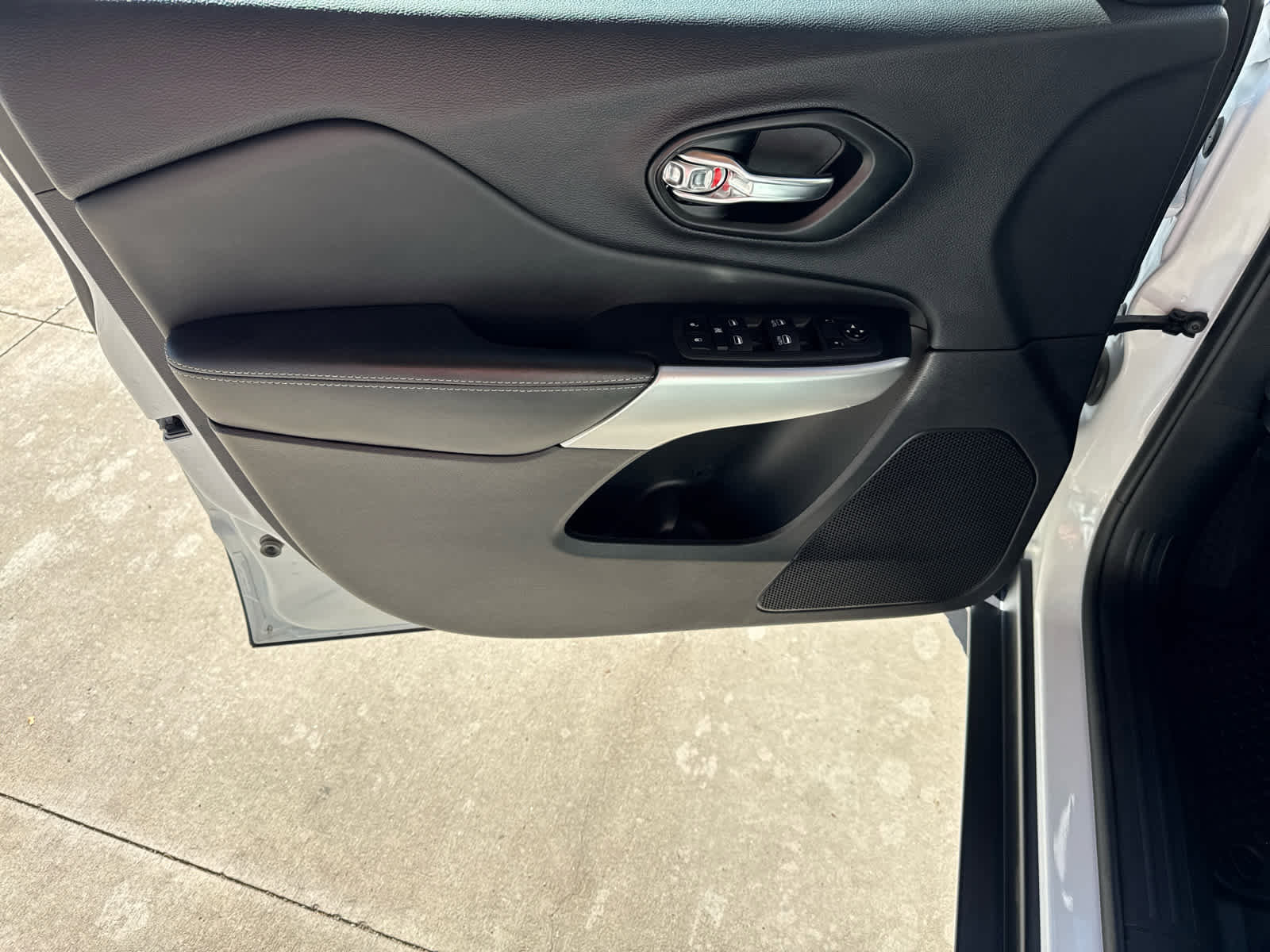 Used 2022 Jeep Cherokee Latitude w/ Trailer Tow Group image 8