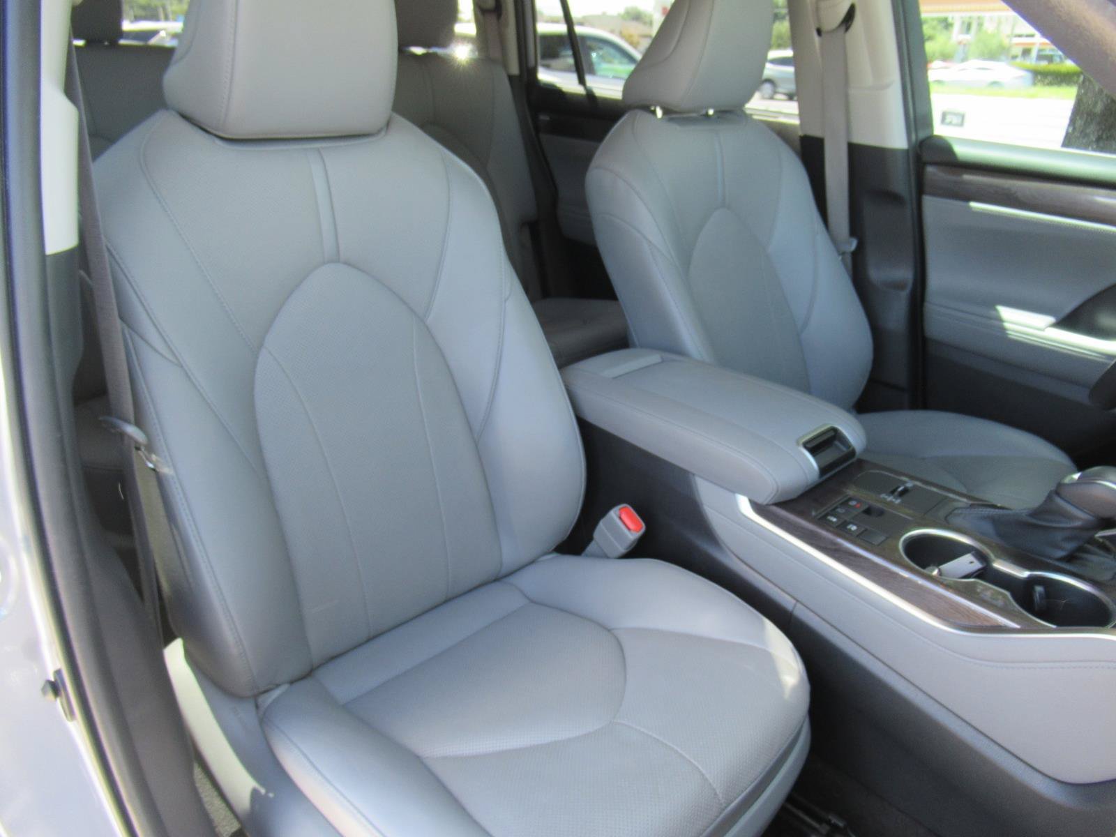 Used 2023 Toyota Highlander Limited FWD image 10