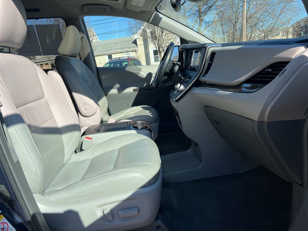 Used 2018 Toyota Sienna XLE w/ XLE Navigation Package image 27