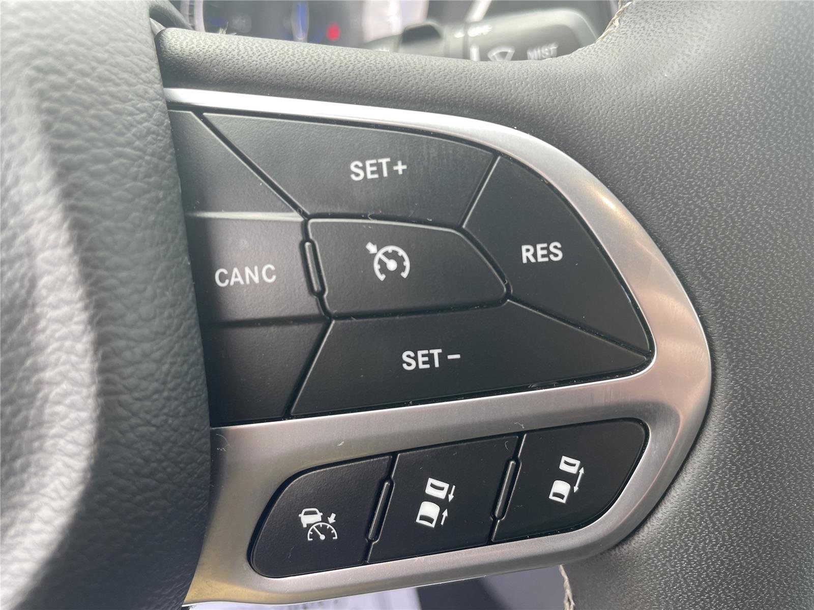 Used 2025 Chrysler Pacifica Select FWD image 16