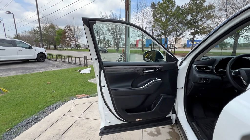 Used 2023 Toyota Highlander Limited image 35