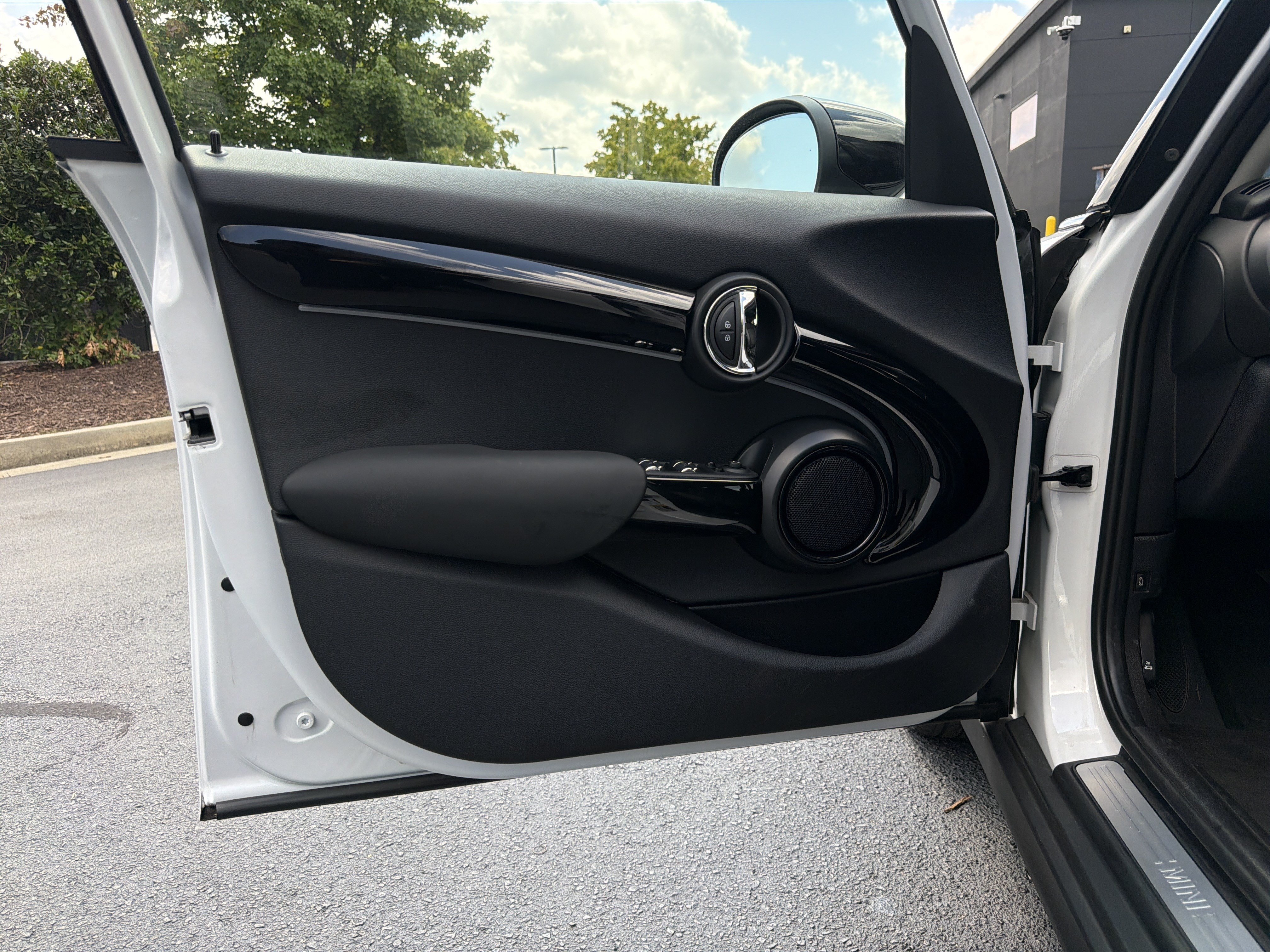 Used 2024 MINI Cooper 4-Door Hardtop FWD image 23