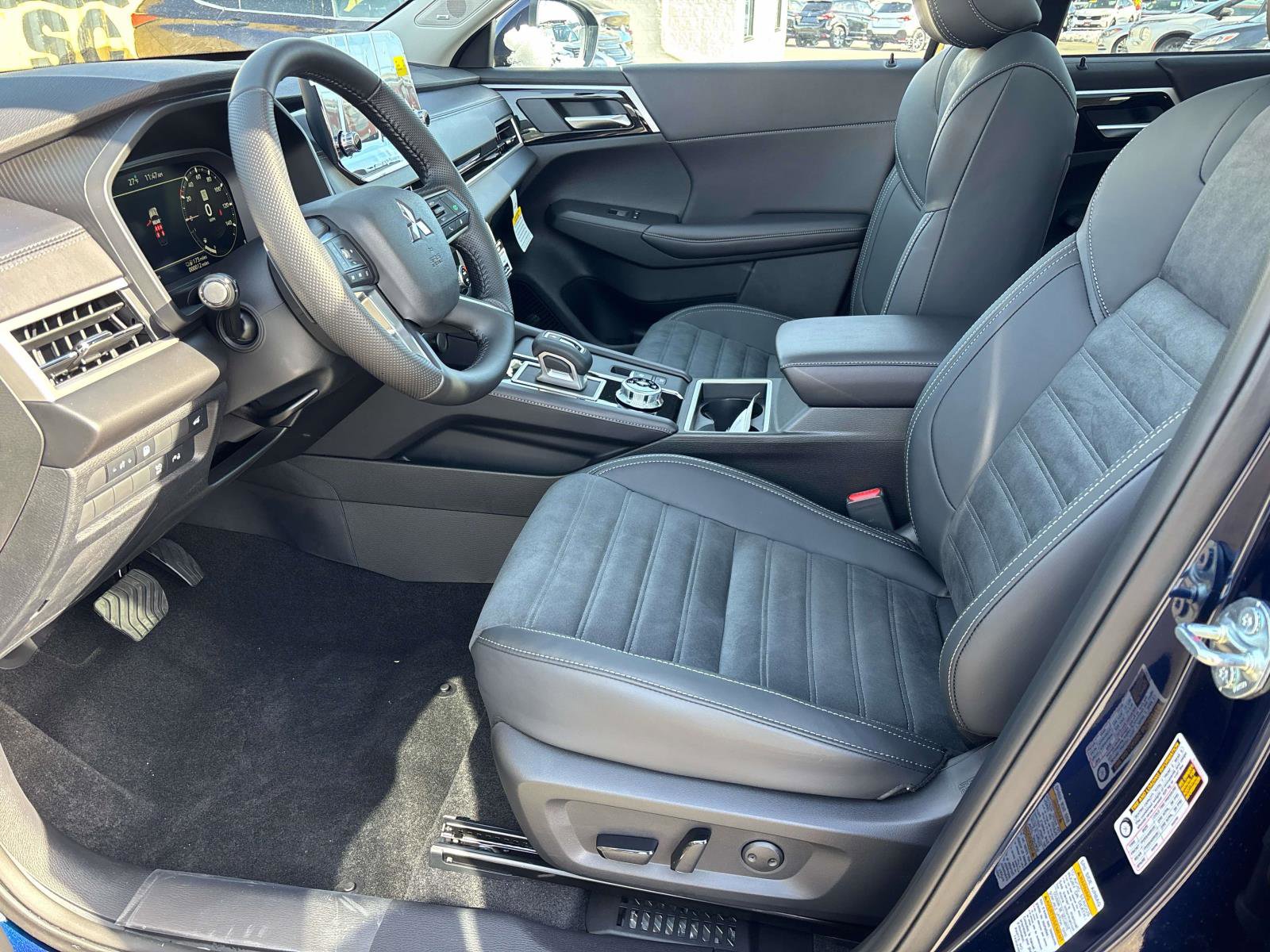 New 2025 Mitsubishi Outlander SE image 9