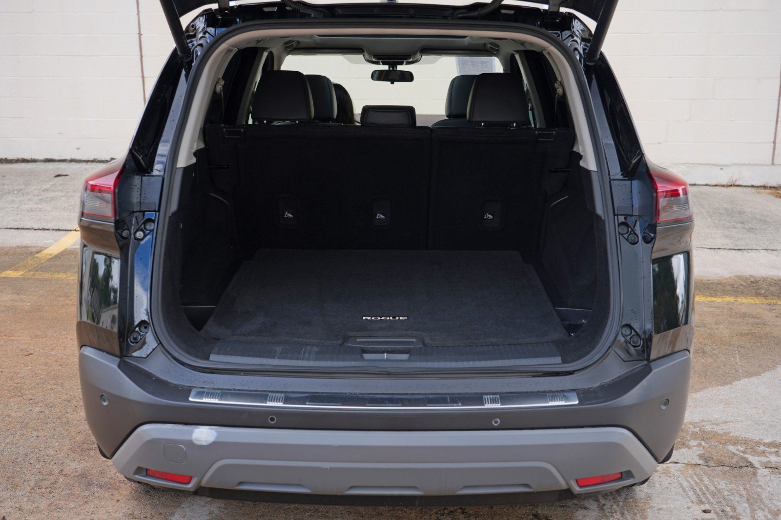Used 2022 Nissan Rogue SV w/ SV Premium Package FWD image 9