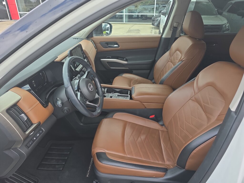 Used 2023 Nissan Pathfinder Platinum w/ Cargo Package FWD image 12