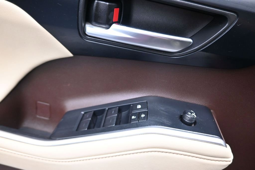 Used 2022 Toyota Highlander XLE FWD image 13