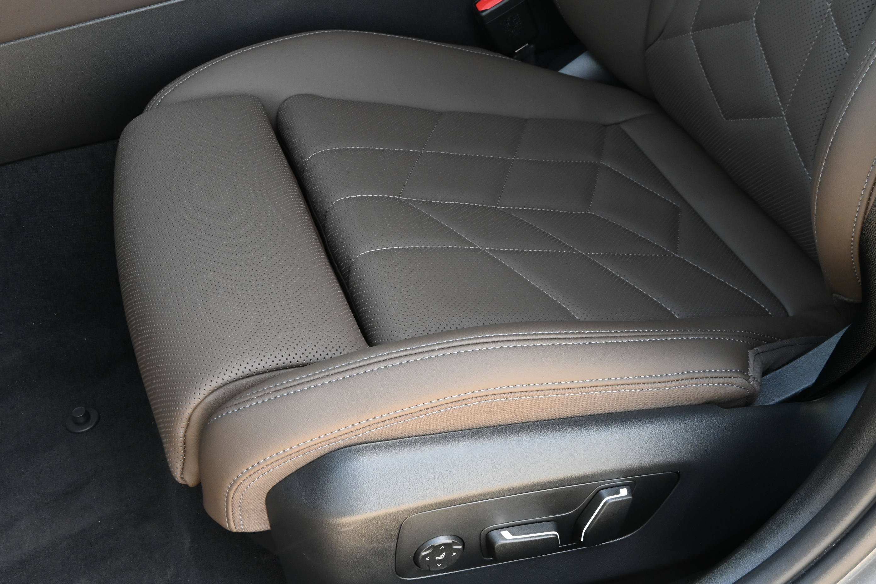Used 2026 BMW 530i w/ Premium Package RWD image 25
