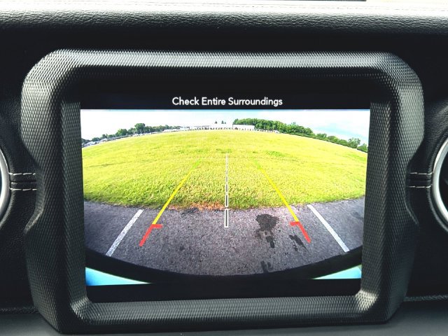 Used 2018 Jeep Wrangler Unlimited Sahara AWD/4WD image 15
