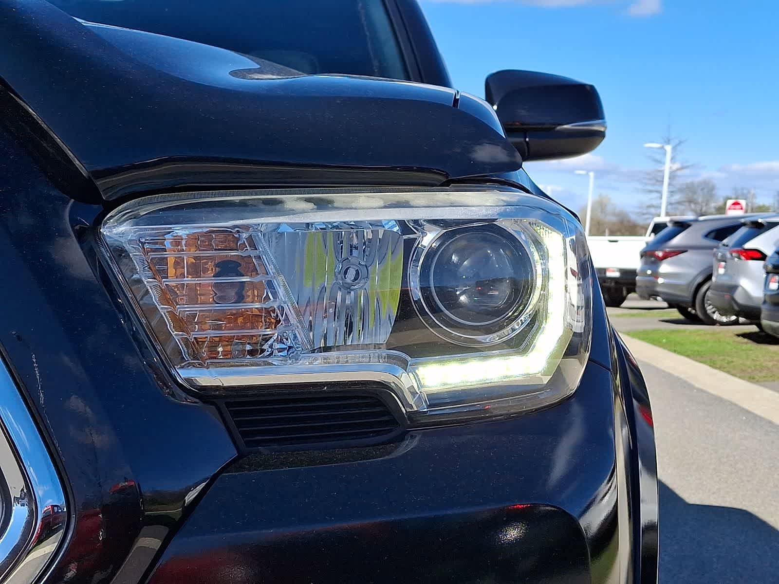 Used 2018 Toyota Tacoma TRD Sport AWD/4WD image 12