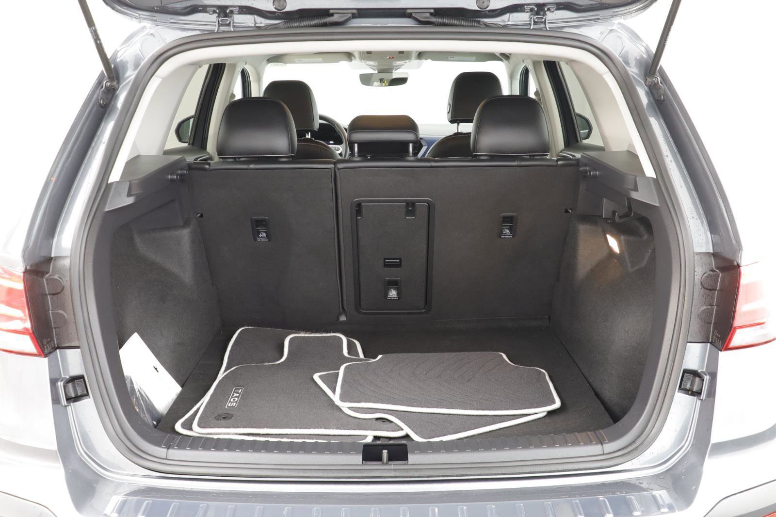 Certified 2023 Volkswagen Taos SE w/ Black Wheel Package image 17