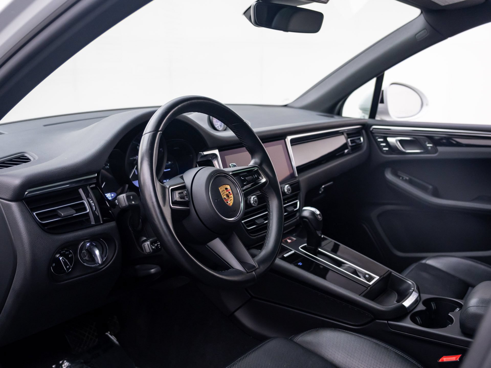 Certified 2024 Porsche Macan w/ Premium Plus Package AWD/4WD image 4